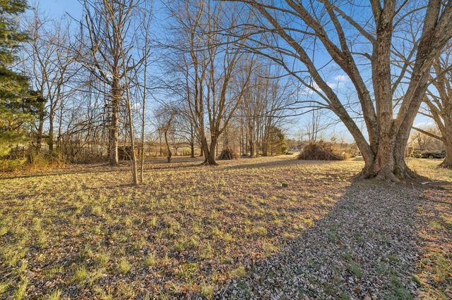 1337 Oaklawn Rd, Chapmansboro, TN 37035