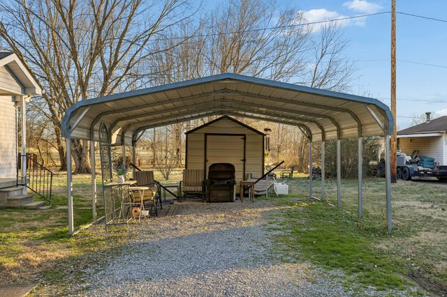 1337 Oaklawn Rd, Chapmansboro, TN 37035