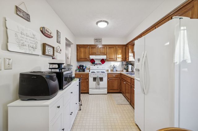 1337 Oaklawn Rd, Chapmansboro, TN 37035