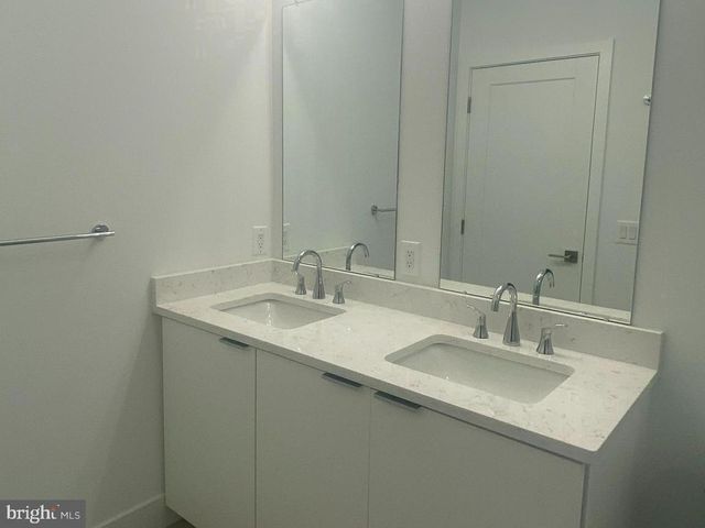 5 HOLTZ WAY, West Windsor, NJ 08550