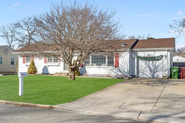 215 Lakewood Avenue, Bayville, NJ 08721