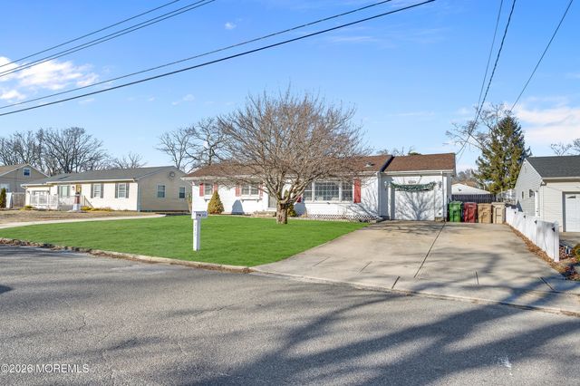 215 Lakewood Avenue, Bayville, NJ 08721