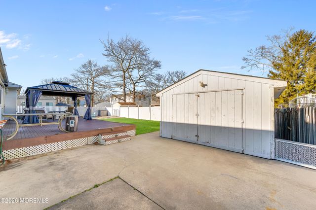 215 Lakewood Avenue, Bayville, NJ 08721