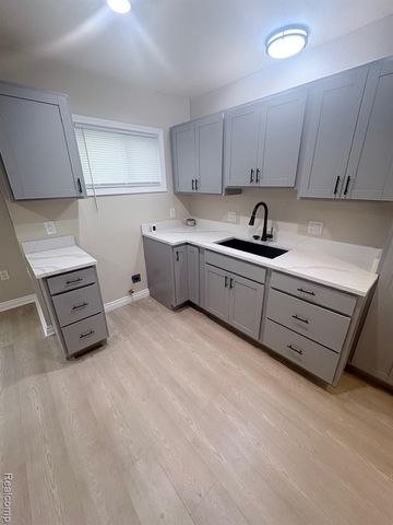 18920 Kingsville Street, Harper Woods, MI 48225