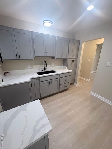 18920 Kingsville Street, Harper Woods, MI 48225