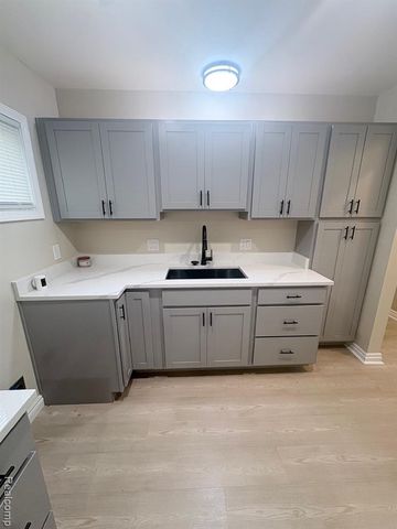 18920 Kingsville Street, Harper Woods, MI 48225