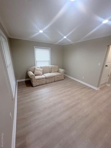 18920 Kingsville Street, Harper Woods, MI 48225