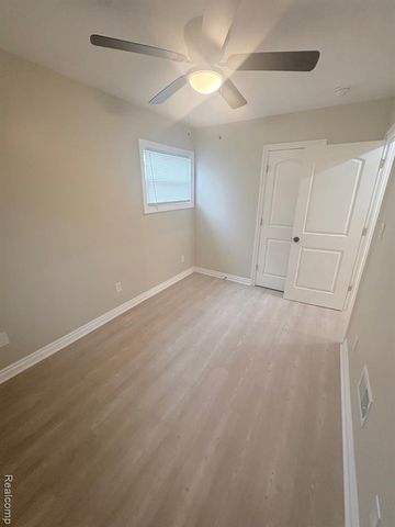 18920 Kingsville Street, Harper Woods, MI 48225