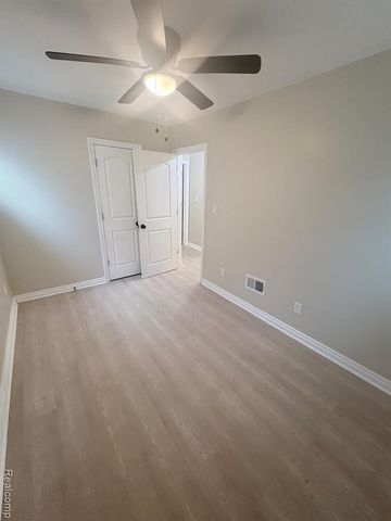 18920 Kingsville Street, Harper Woods, MI 48225