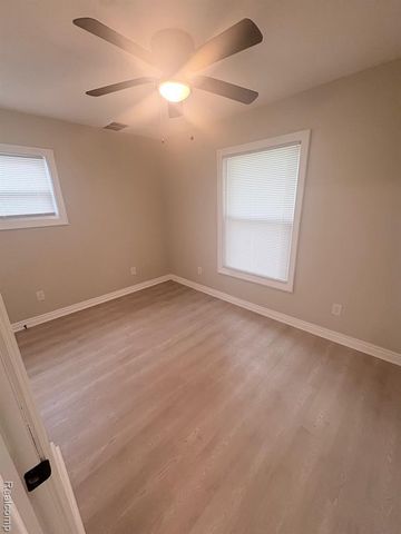 18920 Kingsville Street, Harper Woods, MI 48225