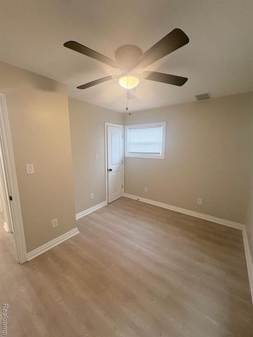 18920 Kingsville Street, Harper Woods, MI 48225