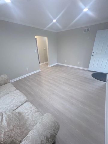 18920 Kingsville Street, Harper Woods, MI 48225