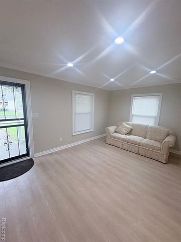 18920 Kingsville Street, Harper Woods, MI 48225
