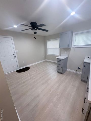 18920 Kingsville Street, Harper Woods, MI 48225