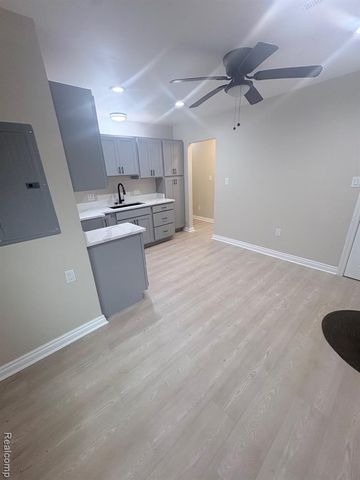 18920 Kingsville Street, Harper Woods, MI 48225
