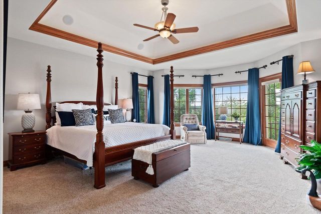 1240 Mary Hill CIRCLE, Hartland, WI 53029