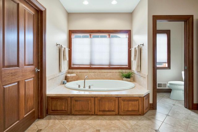 1240 Mary Hill CIRCLE, Hartland, WI 53029