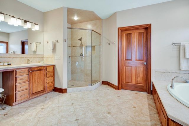 1240 Mary Hill CIRCLE, Hartland, WI 53029