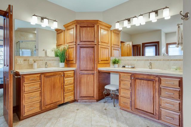 1240 Mary Hill CIRCLE, Hartland, WI 53029