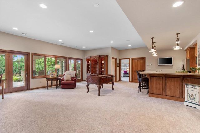 1240 Mary Hill CIRCLE, Hartland, WI 53029
