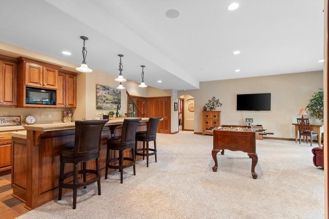 1240 Mary Hill CIRCLE, Hartland, WI 53029