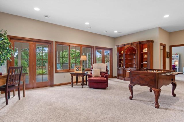 1240 Mary Hill CIRCLE, Hartland, WI 53029