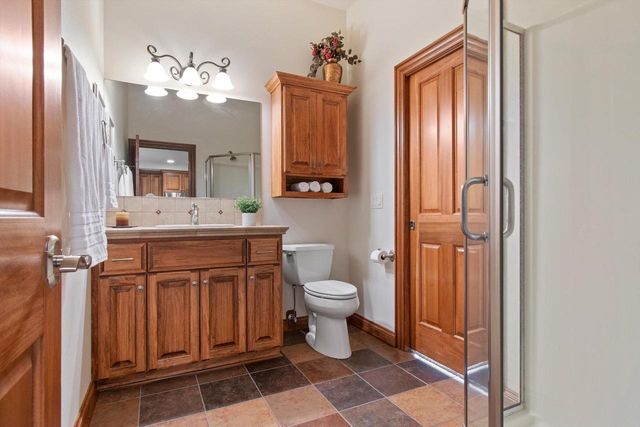 1240 Mary Hill CIRCLE, Hartland, WI 53029