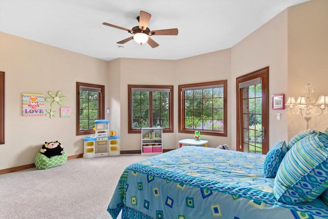 1240 Mary Hill CIRCLE, Hartland, WI 53029