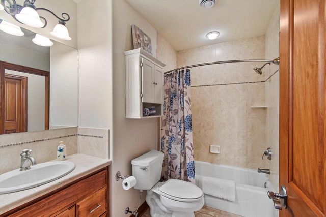 1240 Mary Hill CIRCLE, Hartland, WI 53029