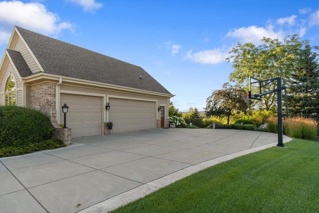 1240 Mary Hill CIRCLE, Hartland, WI 53029
