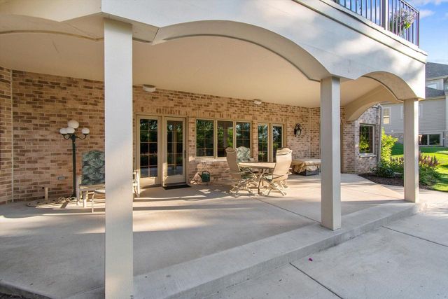 1240 Mary Hill CIRCLE, Hartland, WI 53029