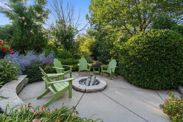 1240 Mary Hill CIRCLE, Hartland, WI 53029