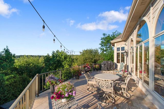 1240 Mary Hill CIRCLE, Hartland, WI 53029