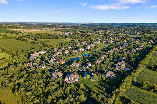 1240 Mary Hill CIRCLE, Hartland, WI 53029