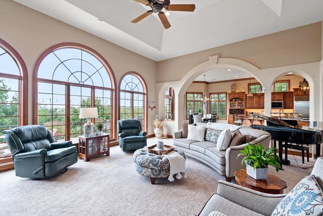 1240 Mary Hill CIRCLE, Hartland, WI 53029