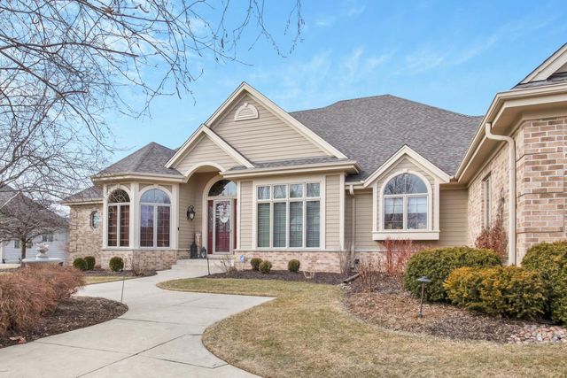 1240 Mary Hill CIRCLE, Hartland, WI 53029