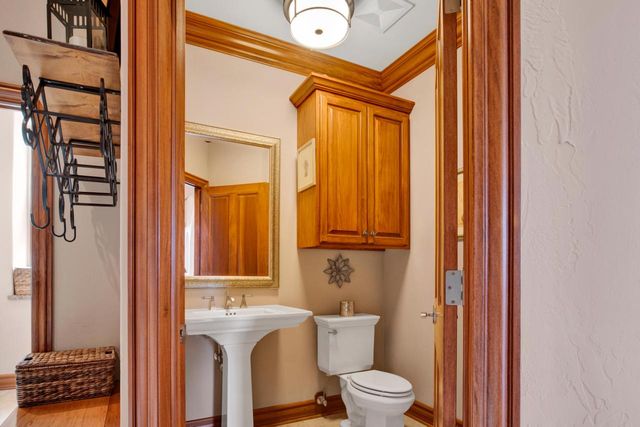 1240 Mary Hill CIRCLE, Hartland, WI 53029