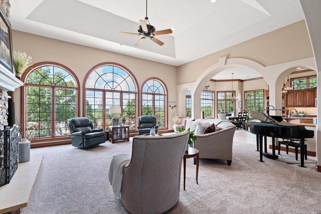 1240 Mary Hill CIRCLE, Hartland, WI 53029