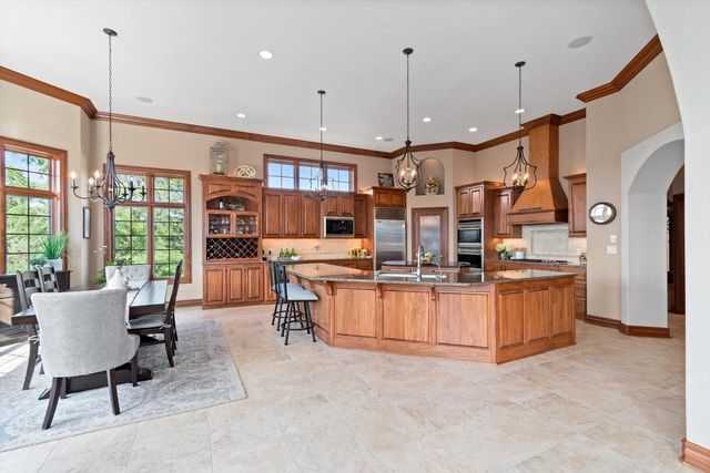 1240 Mary Hill CIRCLE, Hartland, WI 53029