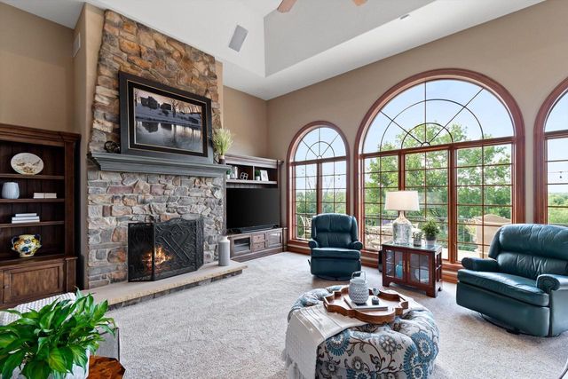 1240 Mary Hill CIRCLE, Hartland, WI 53029