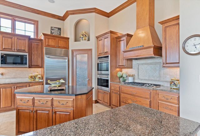 1240 Mary Hill CIRCLE, Hartland, WI 53029