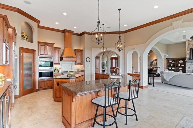 1240 Mary Hill CIRCLE, Hartland, WI 53029