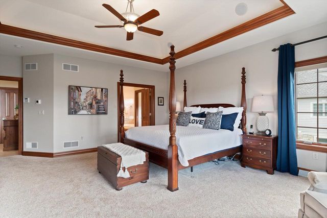 1240 Mary Hill CIRCLE, Hartland, WI 53029