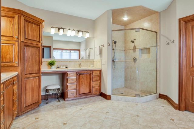 1240 Mary Hill CIRCLE, Hartland, WI 53029