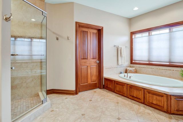 1240 Mary Hill CIRCLE, Hartland, WI 53029