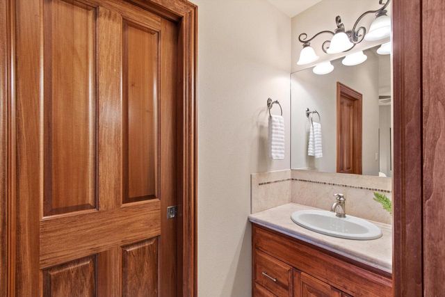 1240 Mary Hill CIRCLE, Hartland, WI 53029