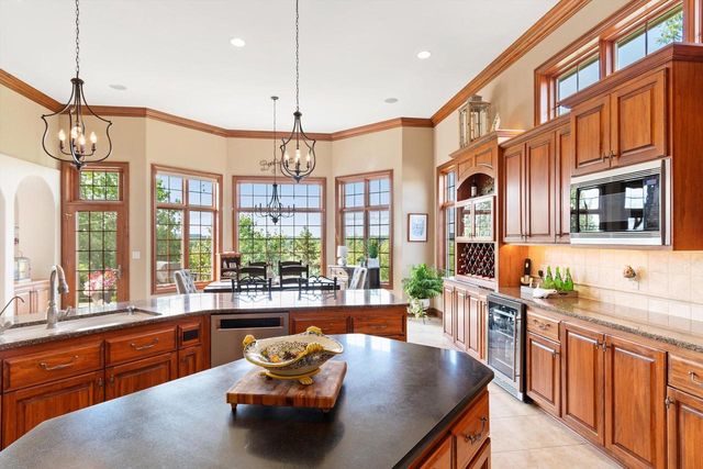 1240 Mary Hill CIRCLE, Hartland, WI 53029