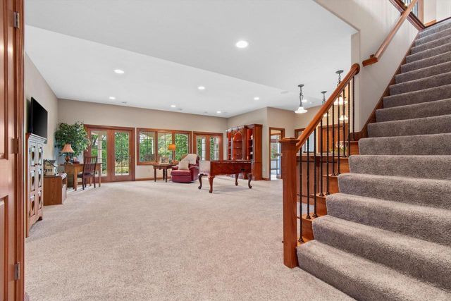 1240 Mary Hill CIRCLE, Hartland, WI 53029