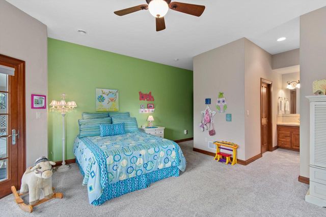 1240 Mary Hill CIRCLE, Hartland, WI 53029