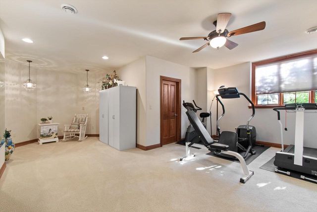 1240 Mary Hill CIRCLE, Hartland, WI 53029